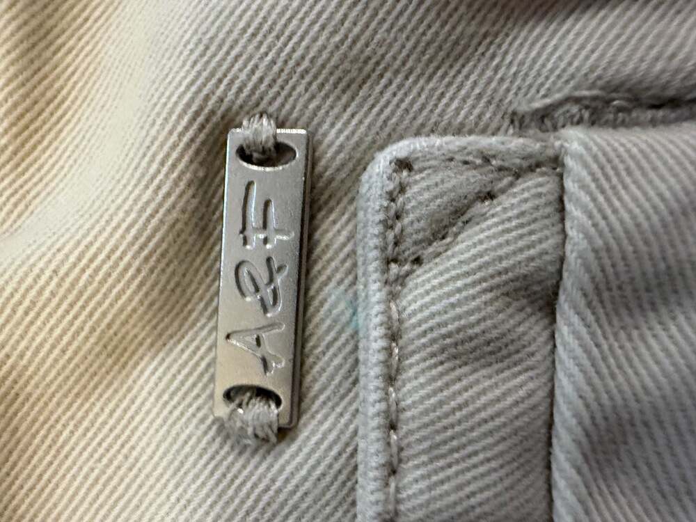 Y2K authentic 2000’s Abercrombie & Fitch Women's Twill Low Rise Bermuda Shorts - Picture 4 of 4
